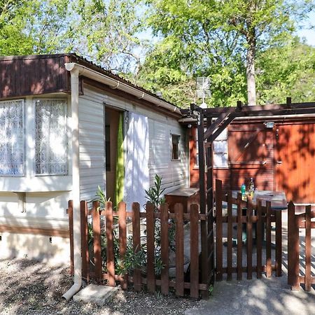 Hotel Camping Les Acacias Saint-Paulet-de-Caisson Exterior foto