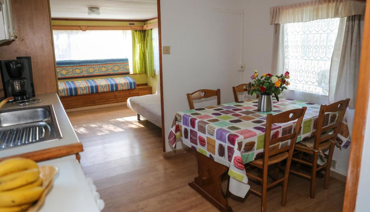 Hotel Camping Les Acacias Saint-Paulet-de-Caisson Exterior foto