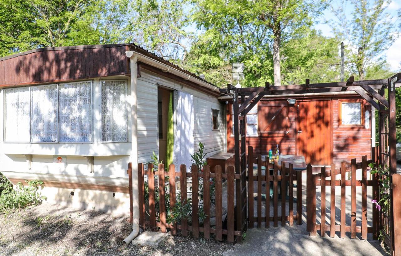 Hotel Camping Les Acacias Saint-Paulet-de-Caisson Exterior foto
